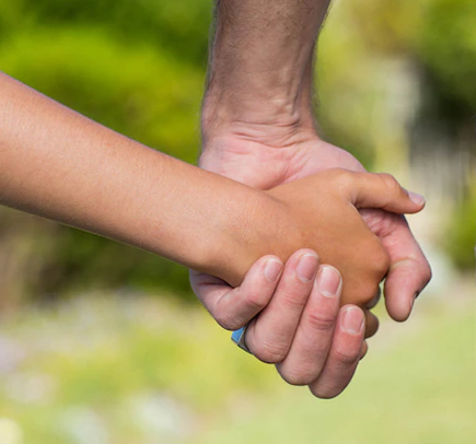 Papa con Hijo en mano con Seguro de Vida Permanente